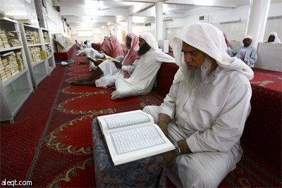 فتاة فلسطينية تقرأ القرآن الكريم في مسجد في مدينة نابلس في اليوم الأول من أيام شهر رمضان المبارك.