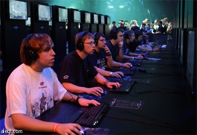 زوار يحضرون إلى Gamescom أكبر معرض تجاري ألعاب الفيديو في كولونيا.
