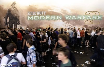 زوار يحضرون إلى Gamescom أكبر معرض تجاري ألعاب الفيديو في كولونيا.