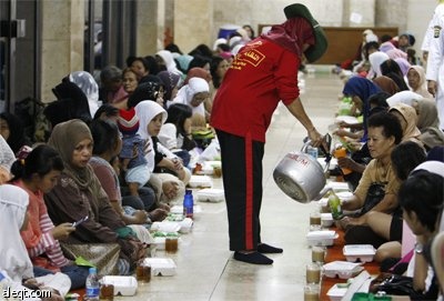 إفطار جماعي في اليوم الأول من شهر رمضان الفضيل يقام في مسجد الاستقلال في جاكرتا.