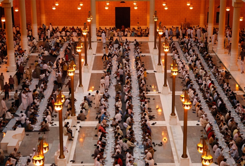 إفطار جماعي في اليوم الأول من شهر رمضان الفضيل يقام في مسجد الإمام تركي بن عبد الله في الرياض.