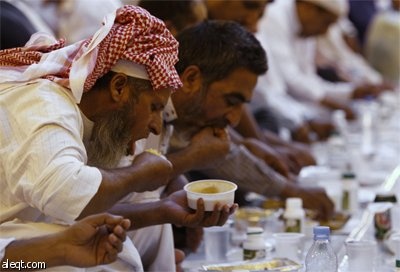 إفطار جماعي في اليوم الأول من شهر رمضان الفضيل يقام في مسجد الإمام تركي بن عبد الله في الرياض.