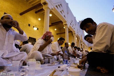 إفطار جماعي في اليوم الأول من شهر رمضان الفضيل يقام في مسجد الإمام تركي بن عبد الله في الرياض.