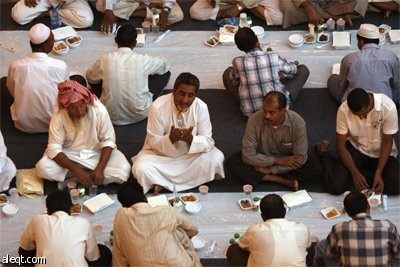 إفطار جماعي في اليوم الأول من شهر رمضان الفضيل يقام في مسجد الإمام تركي بن عبد الله في الرياض.