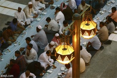 إفطار جماعي في اليوم الأول من شهر رمضان الفضيل يقام في مسجد الإمام تركي بن عبد الله في الرياض.