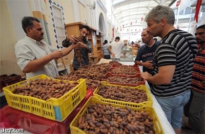 تونسيون يشترون  الخبز والحلويات من السوق المركزي في تونس خلال اليوم الثاني من شهر رمضان.