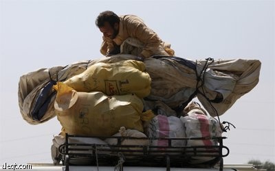 شازيا (12عام) تجلس بين الأمتعة لتصل إلى مسكنها في وادي سوات.
