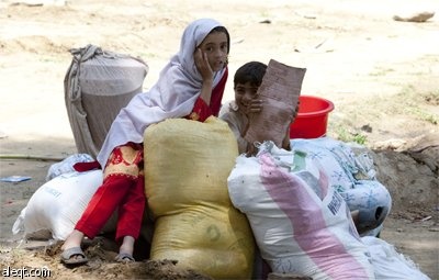 شازيا (12عام) تجلس بين الأمتعة لتصل إلى مسكنها في وادي سوات.