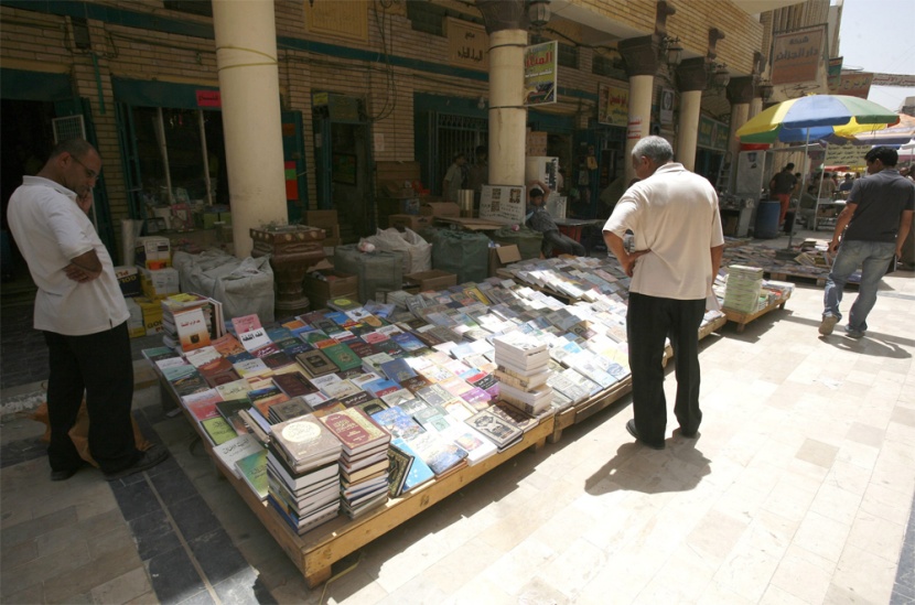 كتب للشاعر المتنبي معروضة للبيع في سوق الكتب في بغداد.