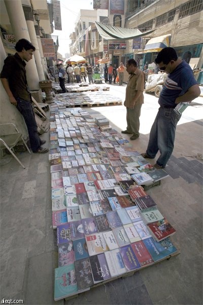 كتب للشاعر المتنبي معروضة للبيع في سوق الكتب في بغداد.
