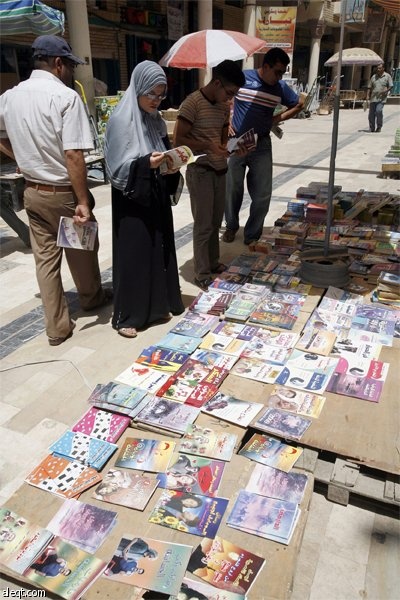 كتب للشاعر المتنبي معروضة للبيع في سوق الكتب في بغداد.