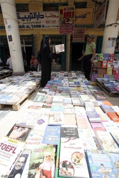 كتب للشاعر المتنبي معروضة للبيع في سوق الكتب في بغداد.