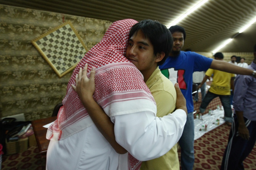 فلبيني يعانق أحد الاشخاص فرحاً باعتناقه الإسلام  في شهر رمضان المبارك في الرياض