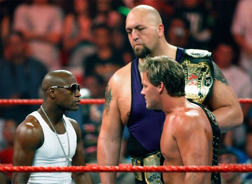 الملاكم فلويد مايويذر مع المصارعين كريس جيركو و ذا بيغ شو في إحدى فعاليات بطولة WWE للمصارعة الحرة في لاس فيغاس.