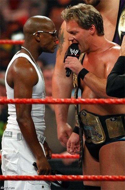 الملاكم فلويد مايويذر مع المصارعين كريس جيركو و ذا بيغ شو في إحدى فعاليات بطولة WWE للمصارعة الحرة في لاس فيغاس.