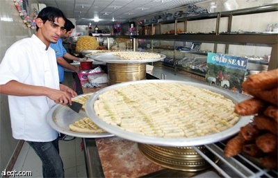 عراقيون داخل متجر لبيع الحلويات في بغداد والتي أصبحت مطلب أساسي في شهر رمضان المبارك.