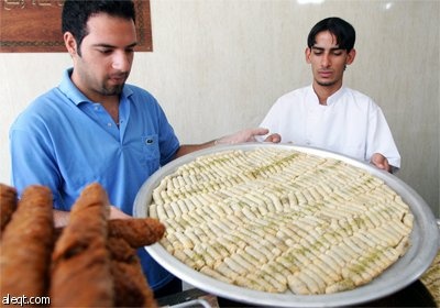عراقيون داخل متجر لبيع الحلويات في بغداد والتي أصبحت مطلب أساسي في شهر رمضان المبارك.