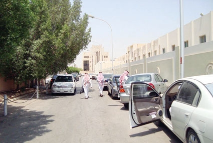 دوائر العاصمة الحكومية .. المراجعون بلا مواقف