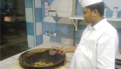 هلال شهر رمضان يربك حسابات محال الكبدة