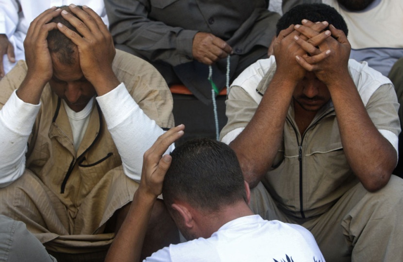 أقارب صياد فلسطيني والآسى يغمرهم حزنا عليه بعد أن قتلته زوارق الاحتلال الإسرائلية في بحر منطقة الواحة شمال غزة.
