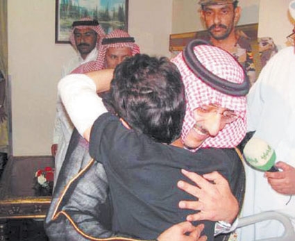 محمد بن نايف .. إنسانية لا متناهية