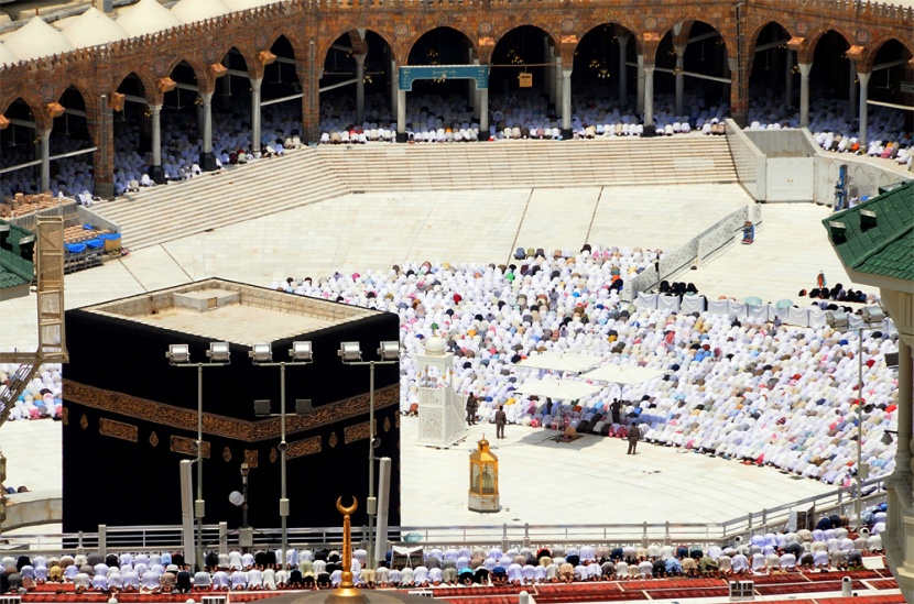 مسلمون يؤدون صلاة الجمعة الأولى في شهر رمضان المبارك في المسجد الحرام في مكة المكرمة وسط أجواء إيمانية تسودها الطمأنينة والراحة 