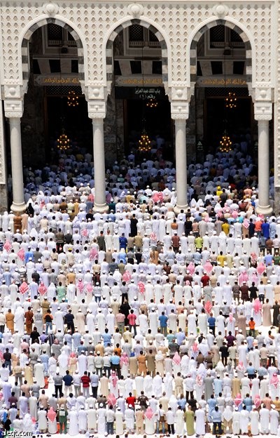 مسلمون يؤدون صلاة الجمعة الأولى في شهر رمضان المبارك في المسجد الحرام في مكة المكرمة وسط أجواء إيمانية تسودها الطمأنينة والراحة 