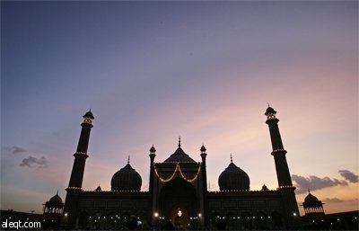 مسلمون يؤدون الصلاة في مسجد جاما "الجامع الكبير" في الحي القديم من نيودلهي.