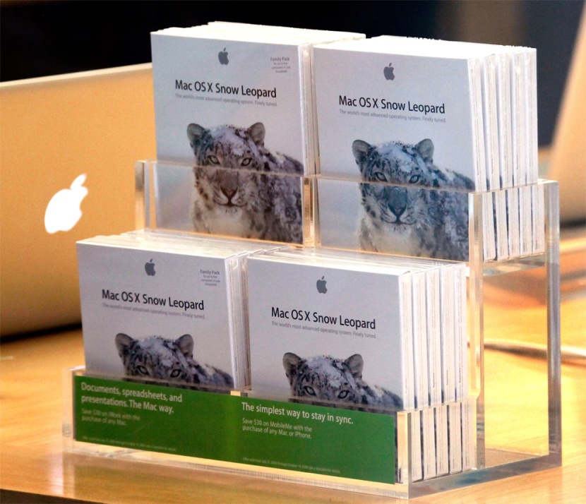 شركة آبل تطلق التحديث السادس لنظام تشغيل أجهزة الماكنتوش Snow Leopard Operating System Update في متجر لها في شيكاغو.
