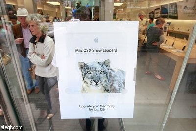 شركة آبل تطلق التحديث السادس لنظام تشغيل أجهزة الماكنتوش Snow Leopard Operating System Update في متجر لها في شيكاغو.