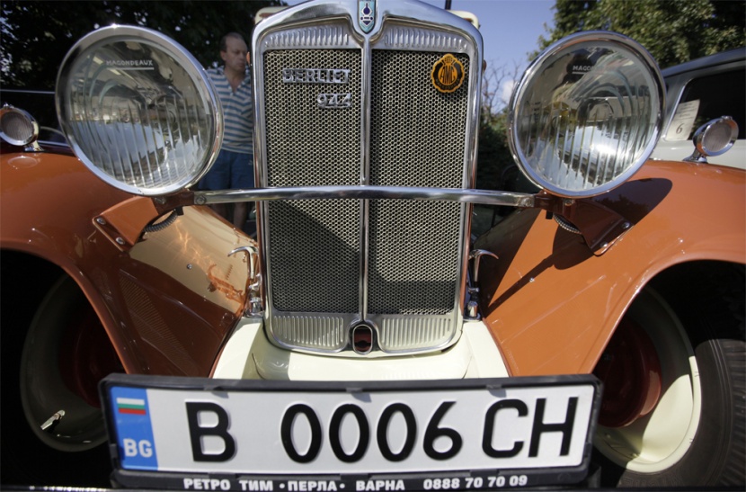 زائر يتفحص السيارة برليت Berliet 1928 خلال موكب للسيارات الكلاسيكيةفي مدينة فارنا شرق العاصمة البلغارية صوفيا.