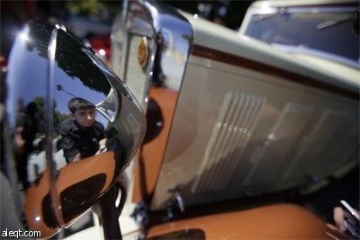 زائر يتفحص السيارة برليت Berliet 1928 خلال موكب للسيارات الكلاسيكيةفي مدينة فارنا شرق العاصمة البلغارية صوفيا.