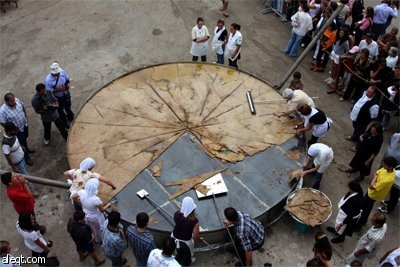 لبنانيون يعدون أكبر طبق  "كبة" في العالم (20م – 233كجم) بمشاركة 25 شخص في مدينة اهدن.
