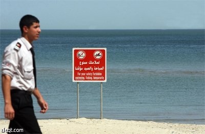 لافتة تحظر السباحة وصيد الأسماك في أحد أهم الشواطئ في مدينة الكويت بعد انهيار محطة معالجة مياه الصرف الصحي الرئيسية.