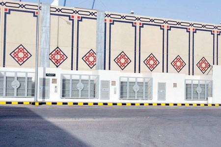 حي الملك فهد.. «جيران» المجمعات يقعون بين مطرقة الزحام وسندان المولدات