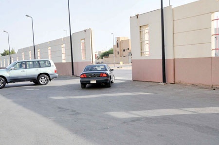 حي الملك فهد.. «جيران» المجمعات يقعون بين مطرقة الزحام وسندان المولدات