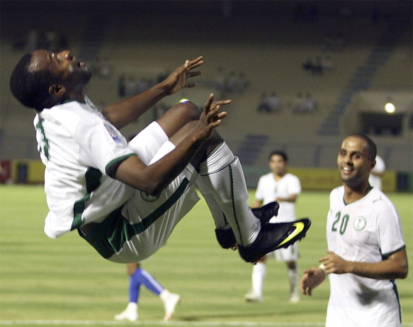 اللاعب السعودي مالك معاذ يحتفل مع زملائه بعد تسجيله هدفا خلال مباراة ودية ضد ماليزيا أقيمت في ملعب الأمير محمد بن فهد بن عبد الع