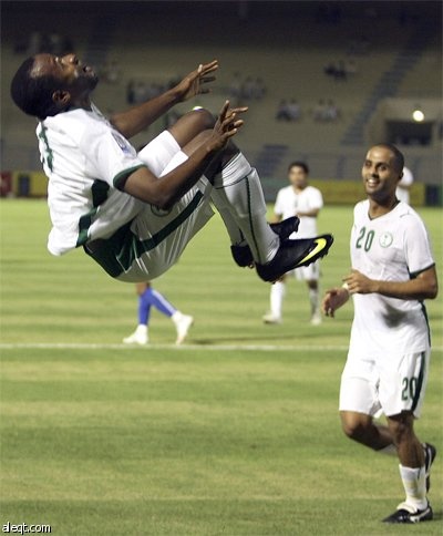 اللاعب السعودي مالك معاذ يحتفل مع زملائه بعد تسجيله هدفا خلال مباراة ودية ضد ماليزيا أقيمت في ملعب الأمير محمد بن فهد بن عبد الع