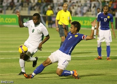 اللاعب السعودي مالك معاذ يحتفل مع زملائه بعد تسجيله هدفا خلال مباراة ودية ضد ماليزيا أقيمت في ملعب الأمير محمد بن فهد بن عبد الع