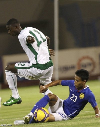 اللاعب السعودي مالك معاذ يحتفل مع زملائه بعد تسجيله هدفا خلال مباراة ودية ضد ماليزيا أقيمت في ملعب الأمير محمد بن فهد بن عبد الع