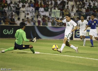 اللاعب السعودي مالك معاذ يحتفل مع زملائه بعد تسجيله هدفا خلال مباراة ودية ضد ماليزيا أقيمت في ملعب الأمير محمد بن فهد بن عبد الع