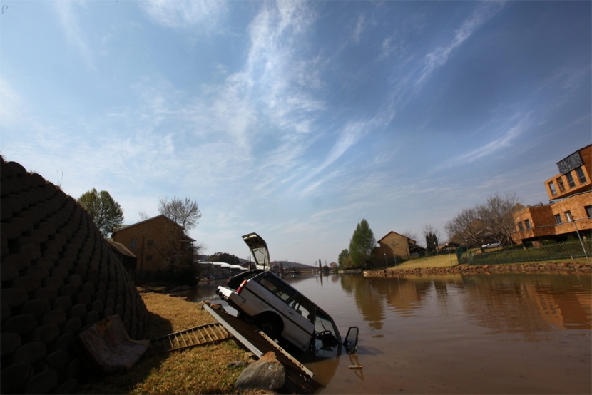سيارة مسروقة نصفها داخل بحيرة بروما في جوهانسبرغ تحطمت قبالة جسر وهرب قائدها ورفيقه بعد عثور الشرطة الجنوب أفريقية على ستة هواتف