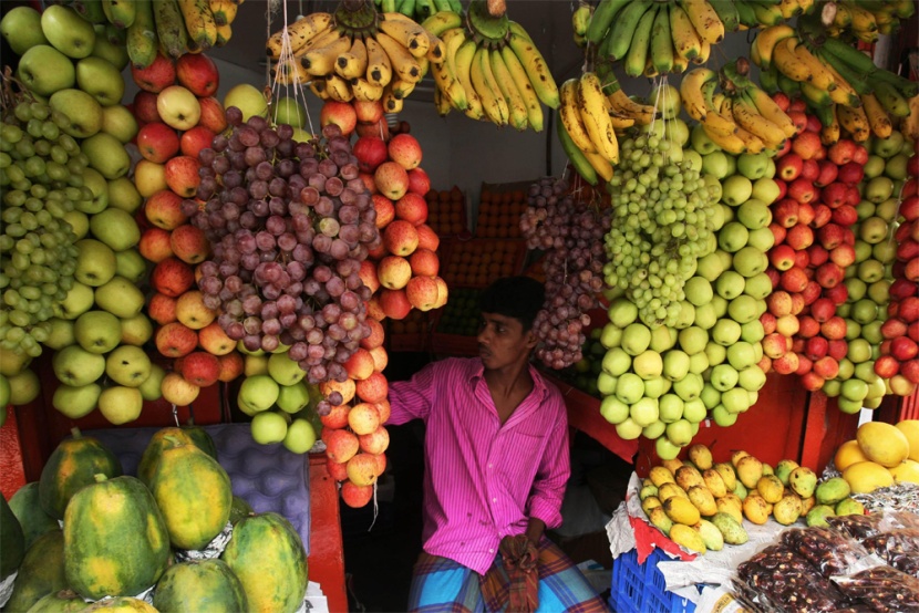 بائع فاكهة بنجلاديشي ينتظر الزبائن خلال شهر رمضان المقدس في دكا.