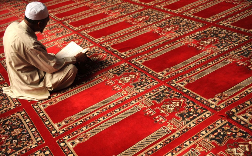 رجل أفغاني يقرأ القرآن الكريم قبل الإفطار في أحد مساجد العاصمة كابول