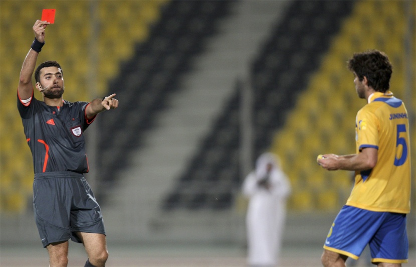 الحكم فيصل عبد الله يشهر البطاقة الحمراء للبرازيلي جونينيو لاعب نادي الغرافة القطري خلال مباراة نصف نهائي كأس الشيخ جاسم التنشيط