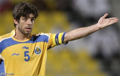 الحكم فيصل عبد الله يشهر البطاقة الحمراء للبرازيلي جونينيو لاعب نادي الغرافة القطري خلال مباراة نصف نهائي كأس الشيخ جاسم التنشيط