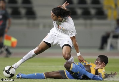 الحكم فيصل عبد الله يشهر البطاقة الحمراء للبرازيلي جونينيو لاعب نادي الغرافة القطري خلال مباراة نصف نهائي كأس الشيخ جاسم التنشيط