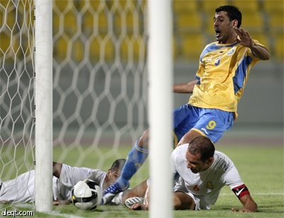 الحكم فيصل عبد الله يشهر البطاقة الحمراء للبرازيلي جونينيو لاعب نادي الغرافة القطري خلال مباراة نصف نهائي كأس الشيخ جاسم التنشيط