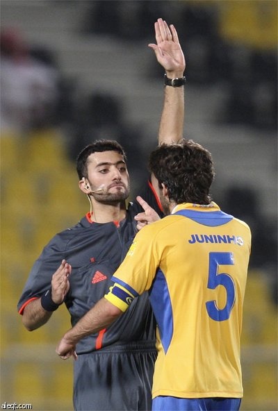 الحكم فيصل عبد الله يشهر البطاقة الحمراء للبرازيلي جونينيو لاعب نادي الغرافة القطري خلال مباراة نصف نهائي كأس الشيخ جاسم التنشيط