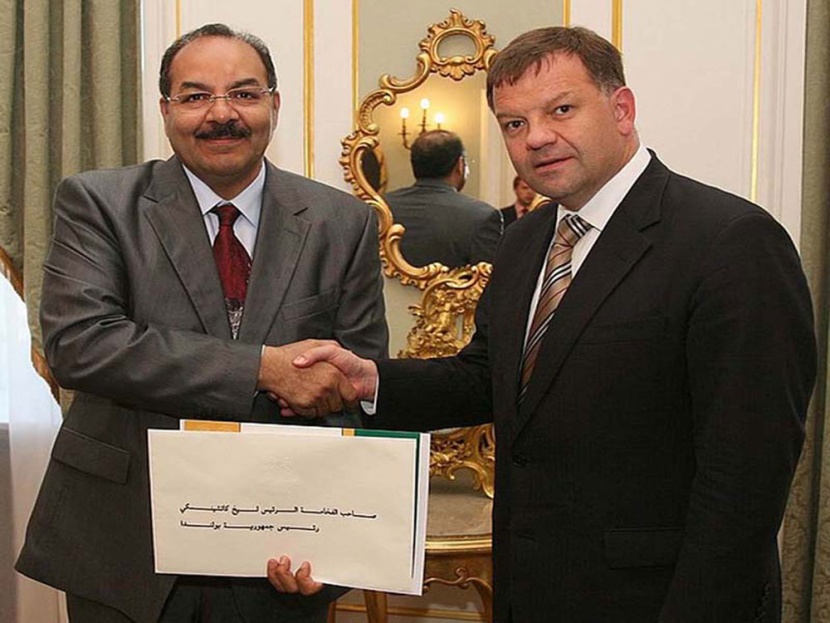 الدكتور ناصر بن أحمد البريك سفير المملكة لدى بولندا يسلم الرئيس ليخ كاتشينسكي دعوة خادم الحرمين له لحضور افتتاح جامعة الملك عبدا